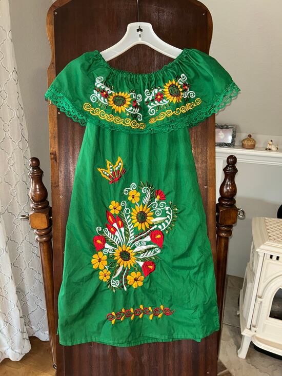 Unbranded Dresses & Skirts - Vintage Traditional Mexican Dress Floral embroidered off the shoulder sz small